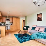 The Sleek Nottingham Gem With Balcony - Sleeps 6