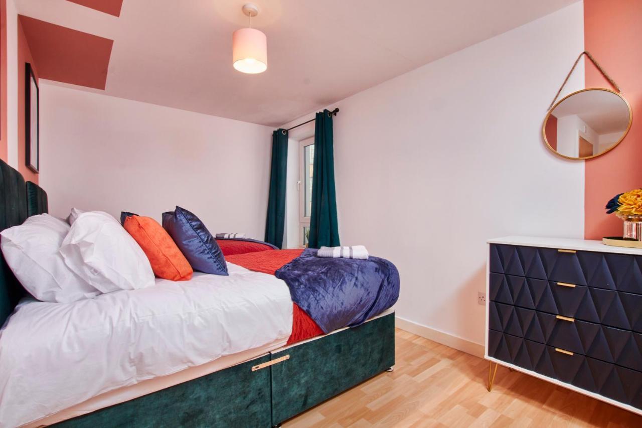The Sleek Gem With Balcony - Sleeps 6 Apartment *